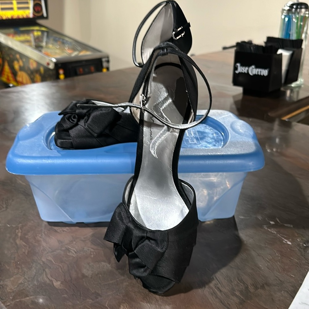 Nina. Satin high heels shoe.